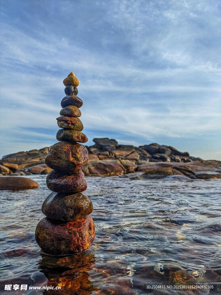 海边堆叠的精美石头景观