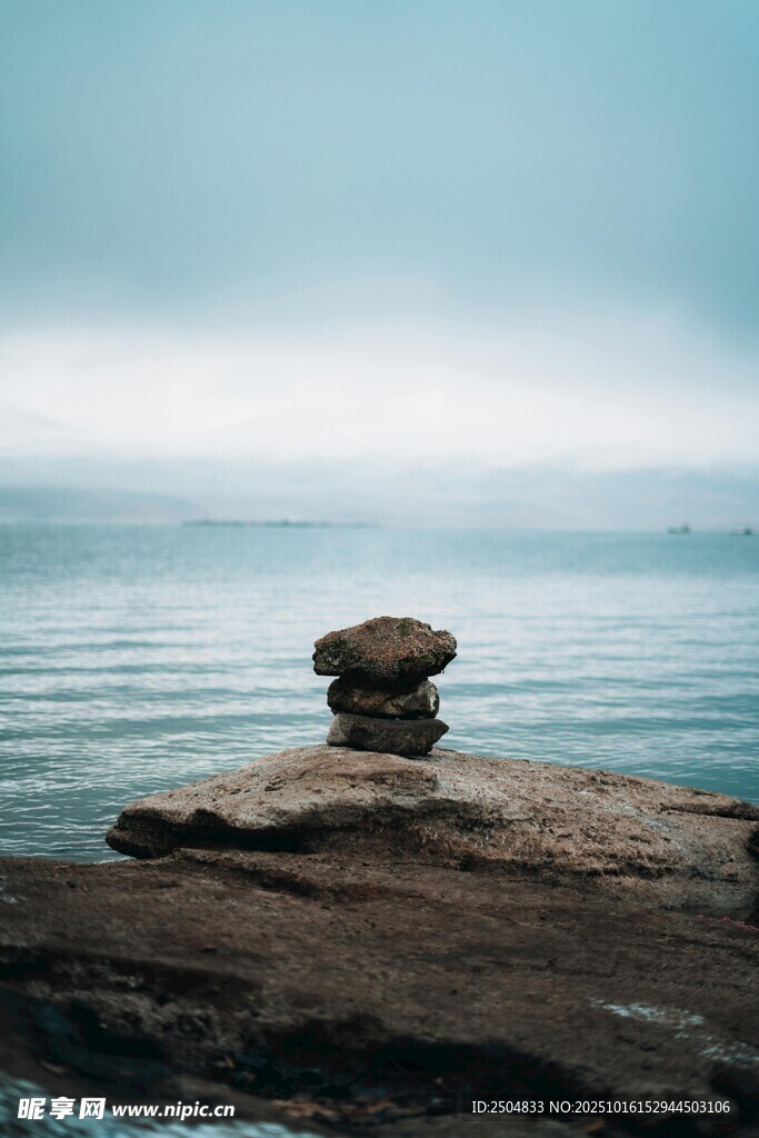海边平衡石 静谧自然景