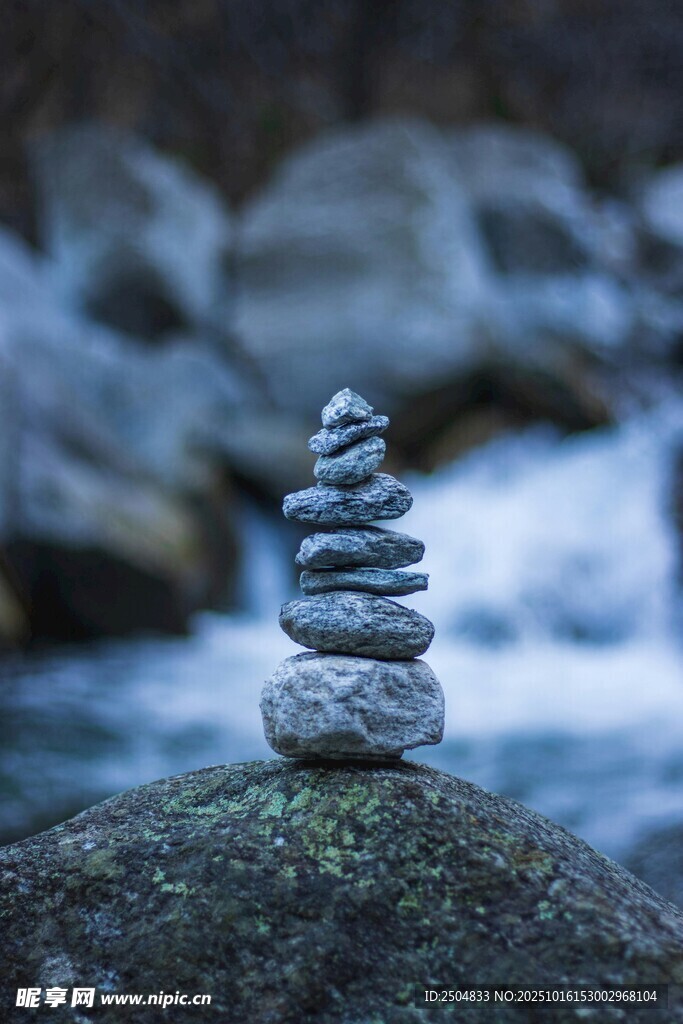 溪边堆叠的平衡石景观