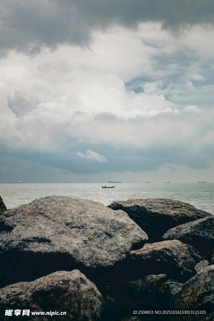 海边礁石与多云天空