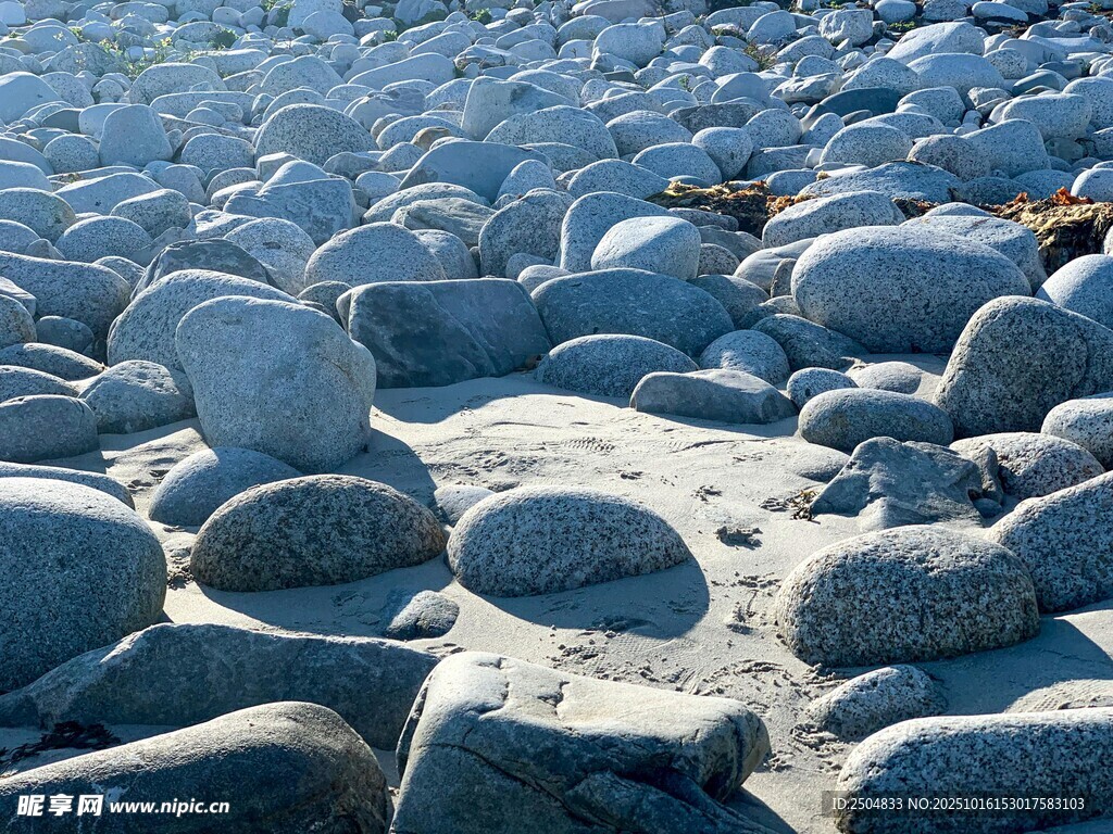 海滩上的鹅卵石景观
