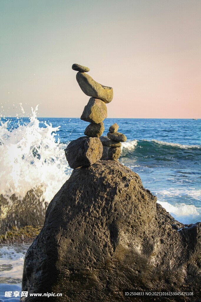 海边石上的平衡石奇观
