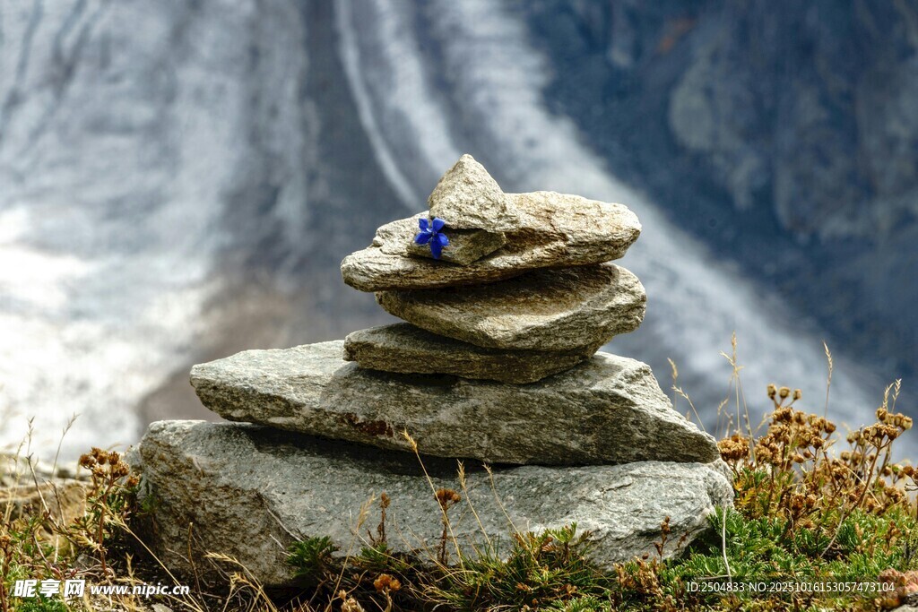 山间石堆 静谧禅意之景