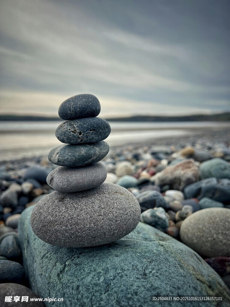 海边堆叠的平衡石景观