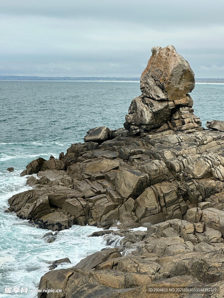 海边嶙峋礁石