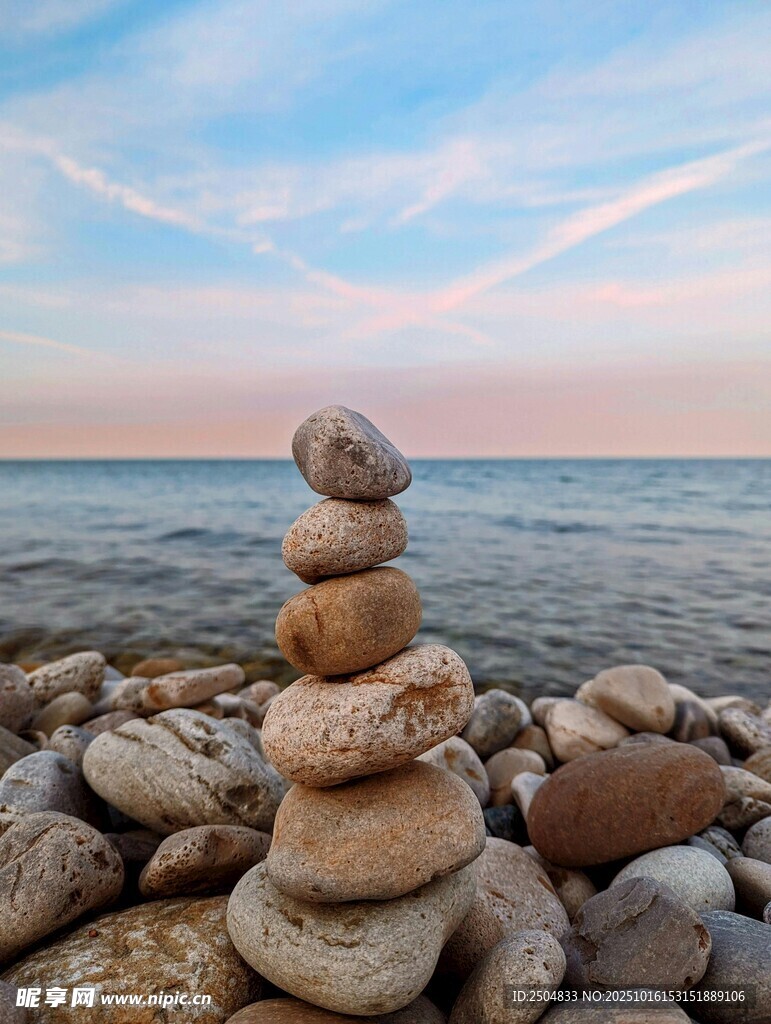 海边堆叠的鹅卵石景观