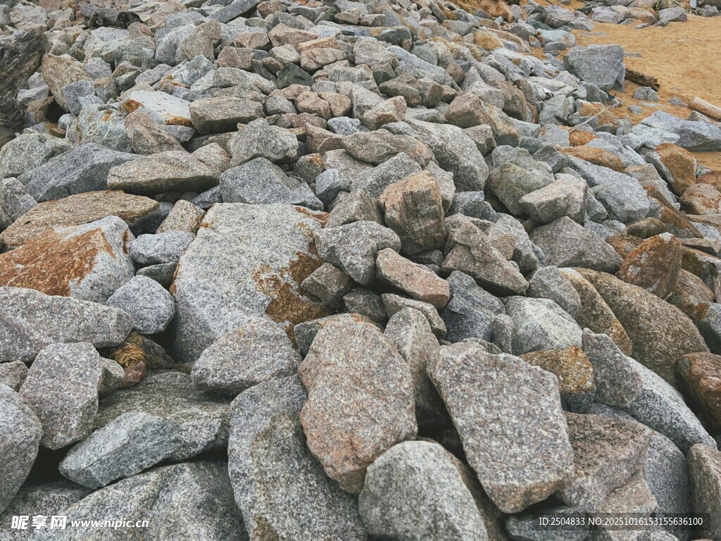 一堆灰色碎石块