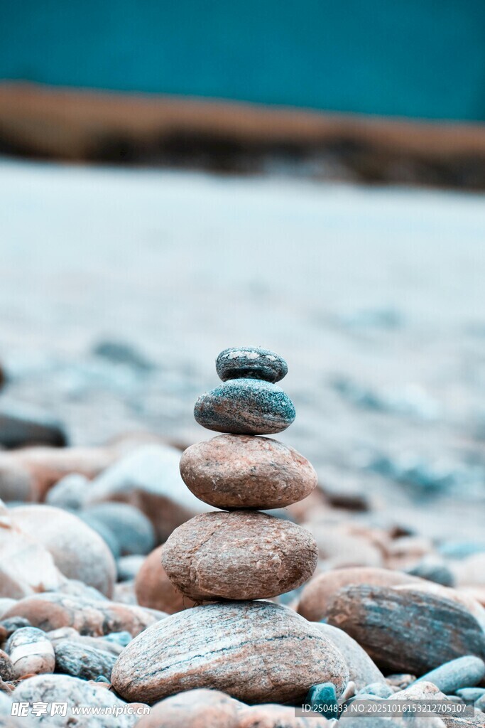 海边堆叠的多彩鹅卵石