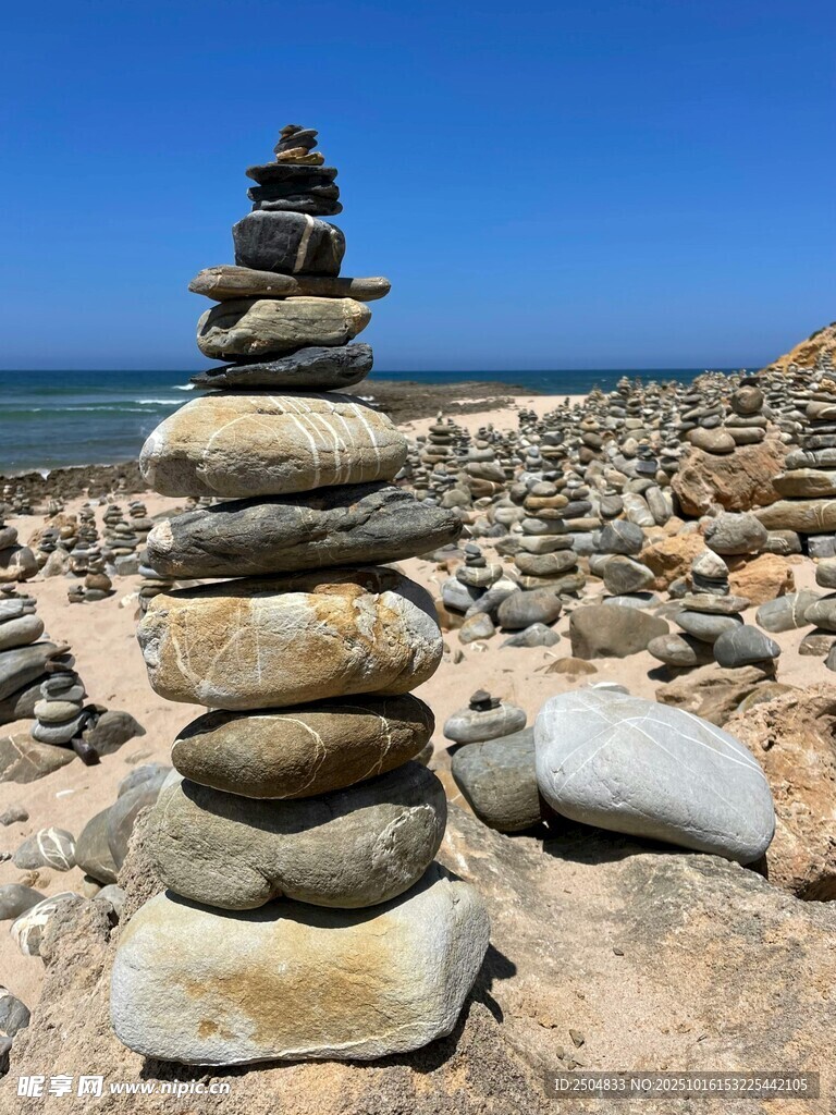海滩上的石头平衡艺术