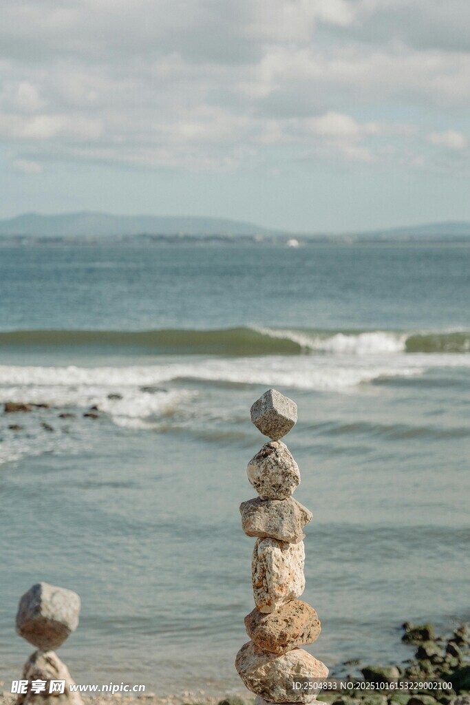 海边石堆与海浪风景