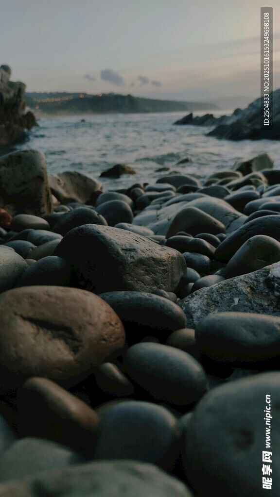 海边圆润鹅卵石景观