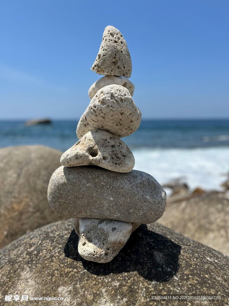 海边堆叠的精美石头造型