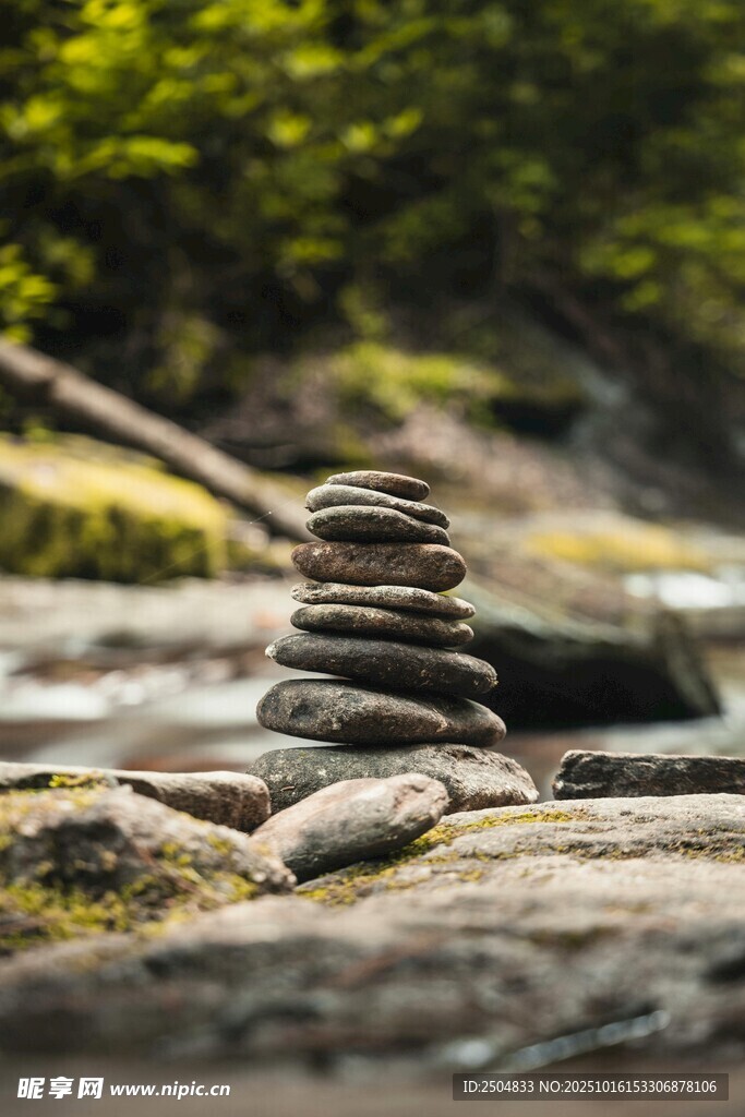 溪边石堆 自然静谧之景