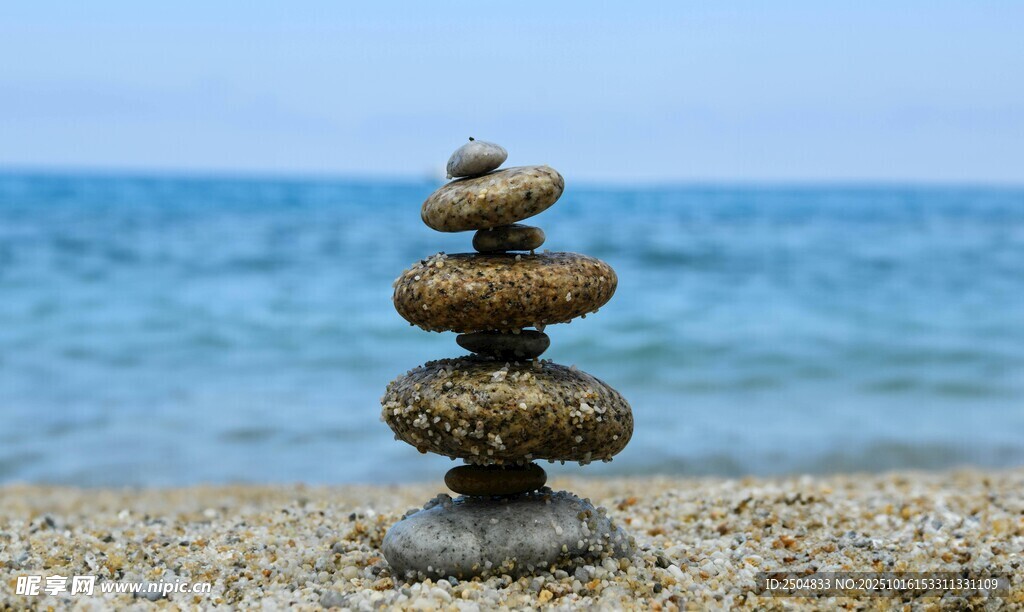 海边石堆 静谧平衡之美