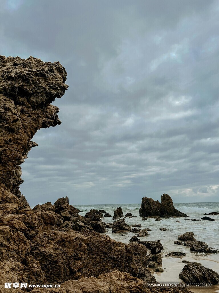 海边嶙峋礁石景观