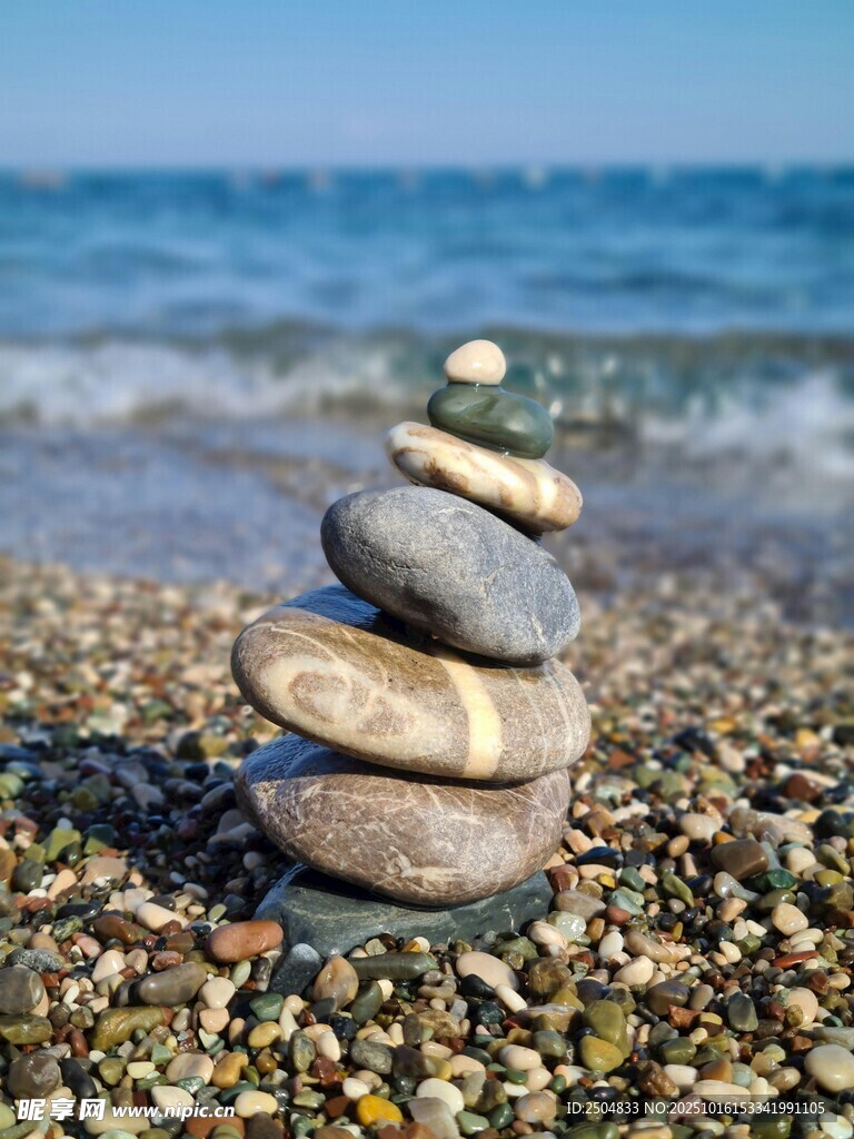 海边石堆 自然平衡之美