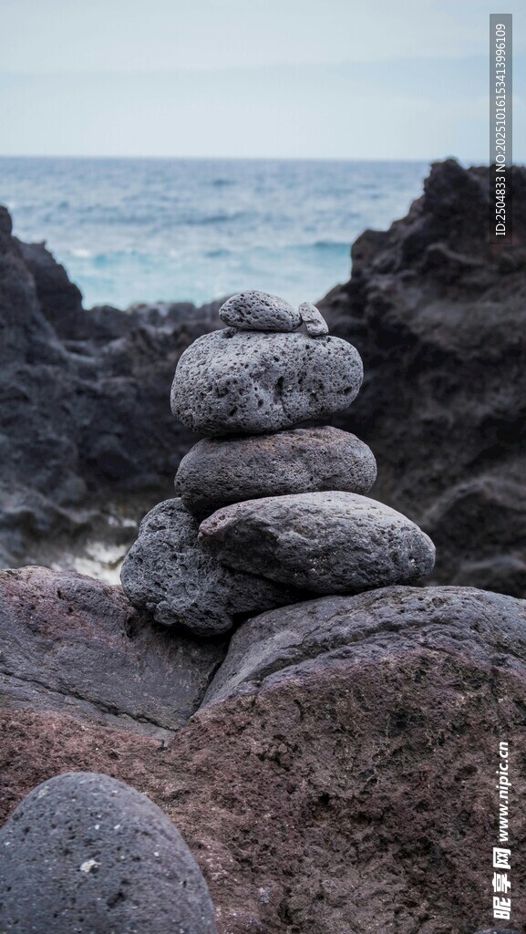 海边堆叠的圆润石头