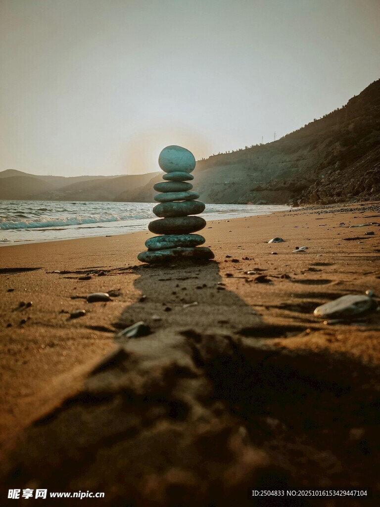 海滩上的平衡石景观