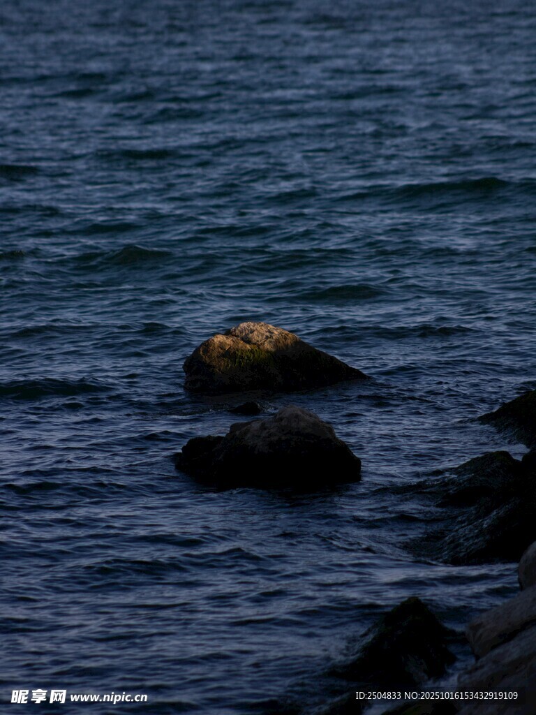 海边礁石 宁静的蓝色水域