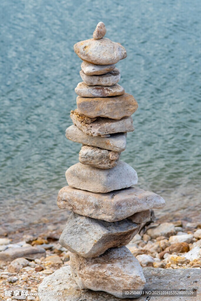 海边石堆平衡艺术景观