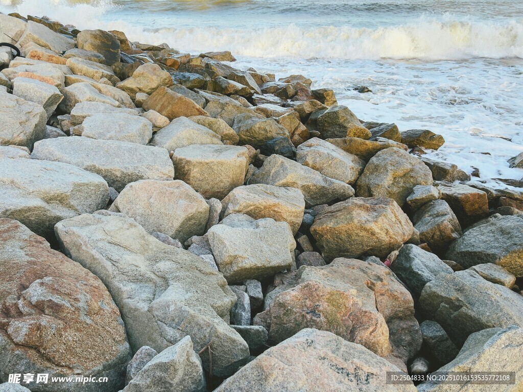 海边错落有致的岩石景观