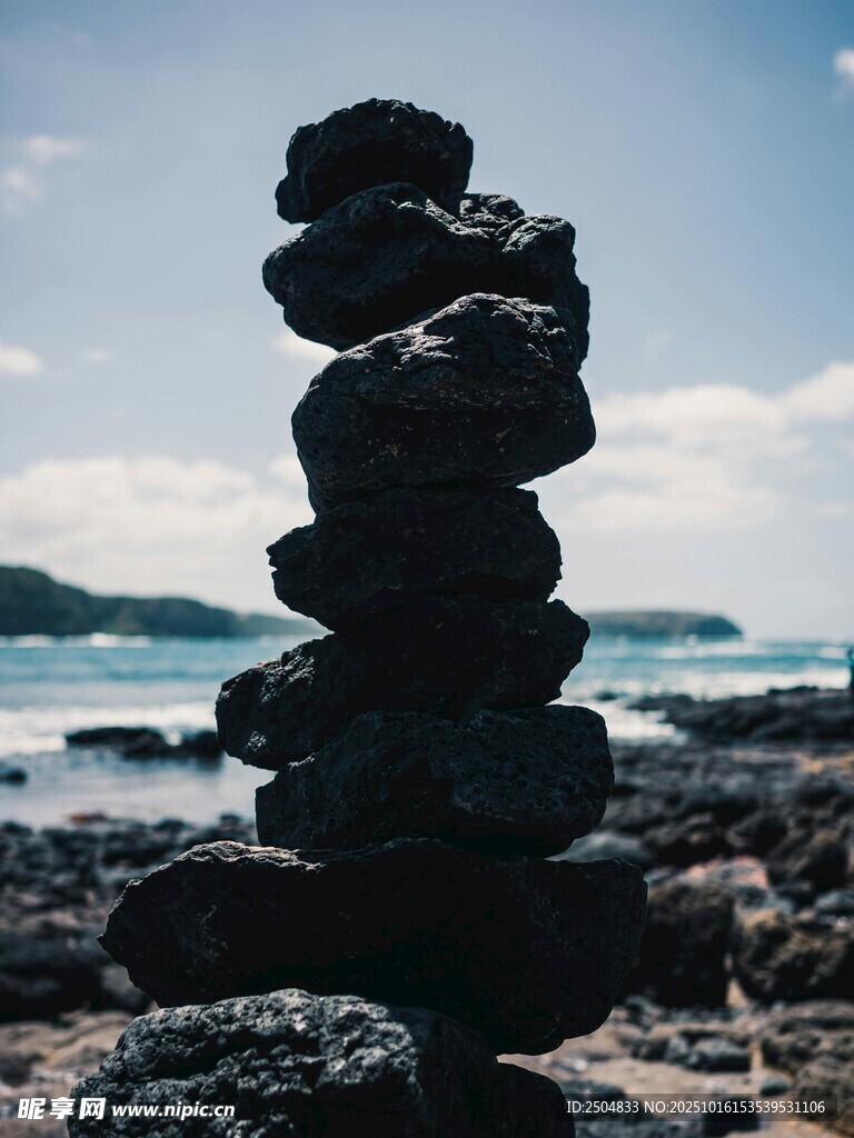 海边堆叠的黑色岩石景观