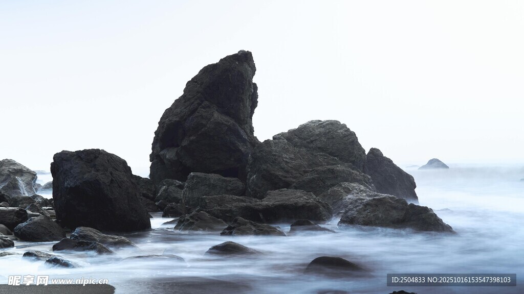 海边嶙峋礁石景观