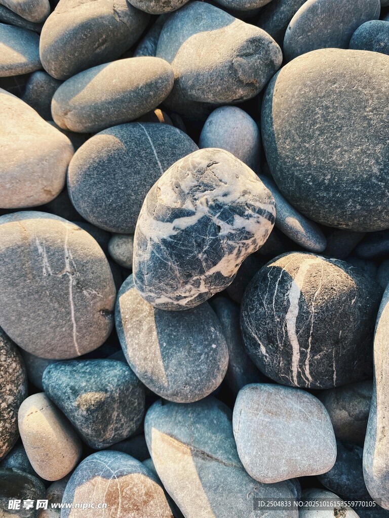 河边圆润鹅卵石特写