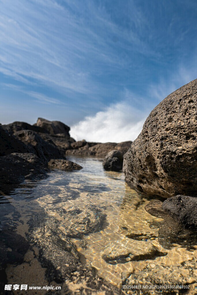 海边清澈溪流与岩石景观