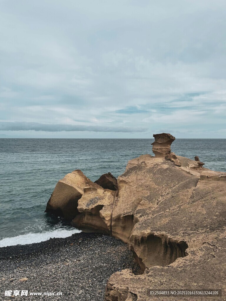 海边嶙峋礁石景观