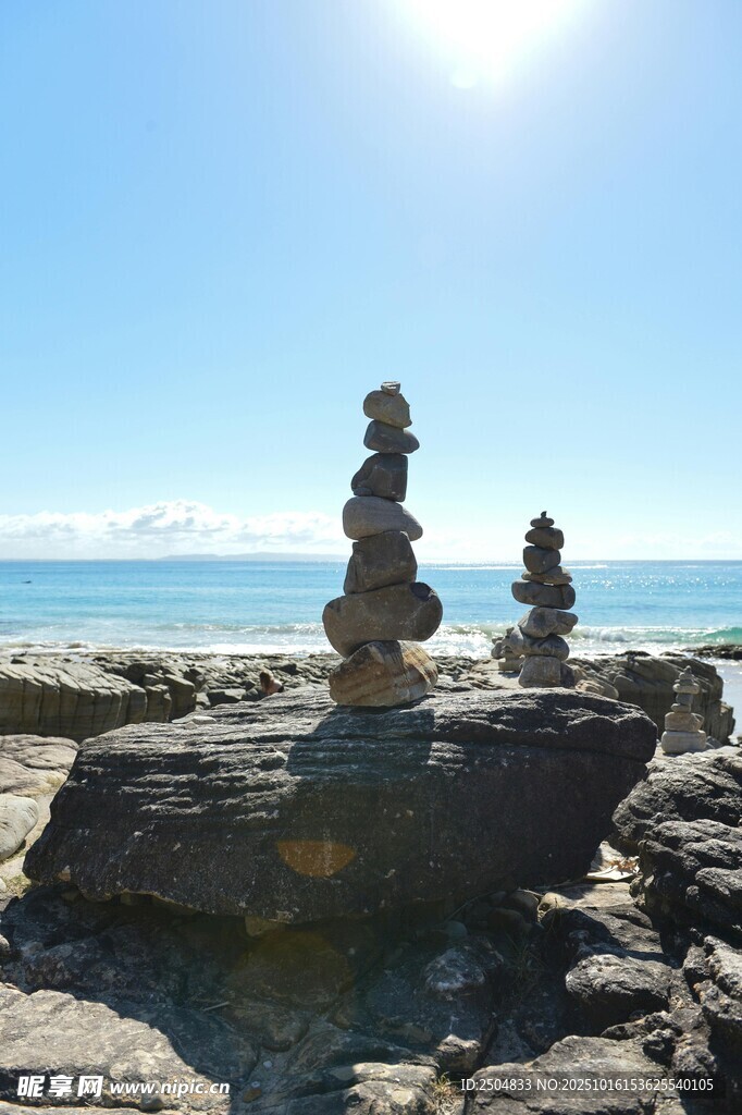 海边石堆景观 阳光洒落