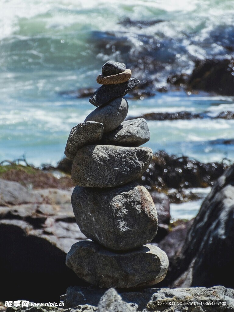 海边堆叠的平衡石景观