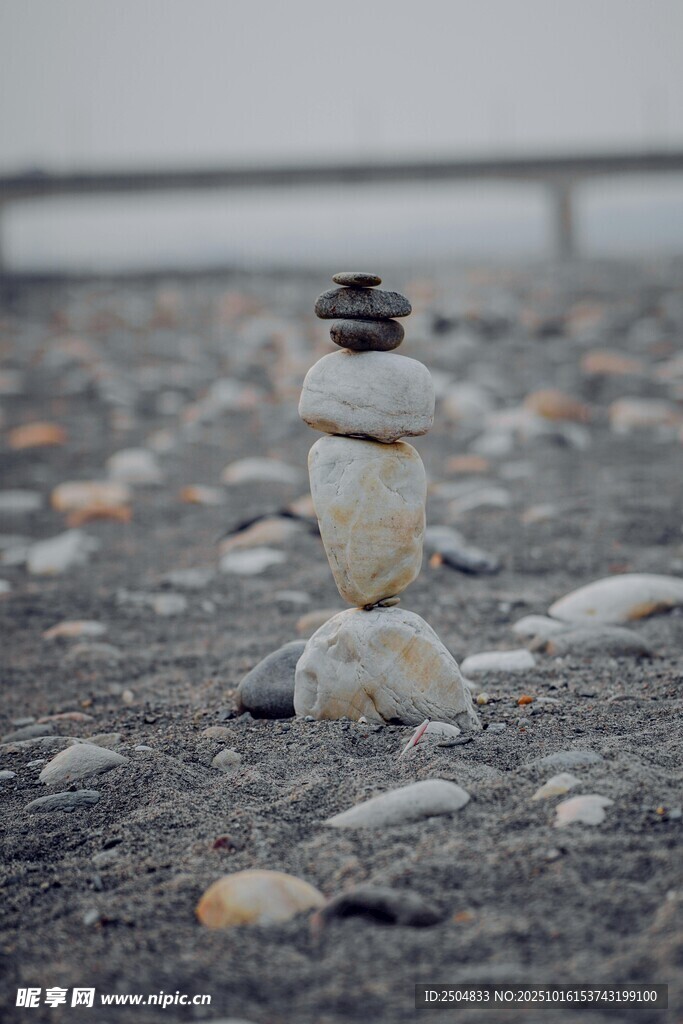 海边堆叠的鹅卵石