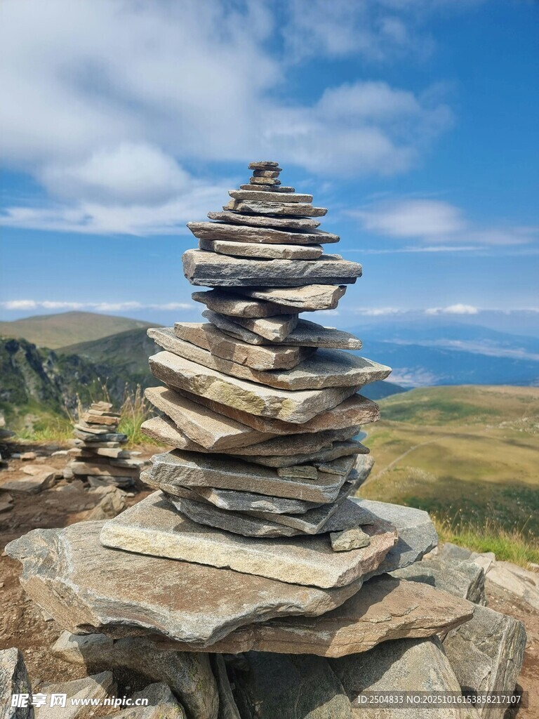 山间石堆景观