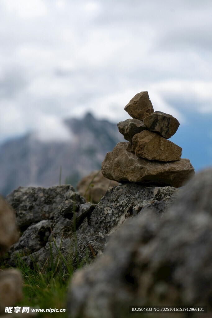 山间石堆 自然静谧之景