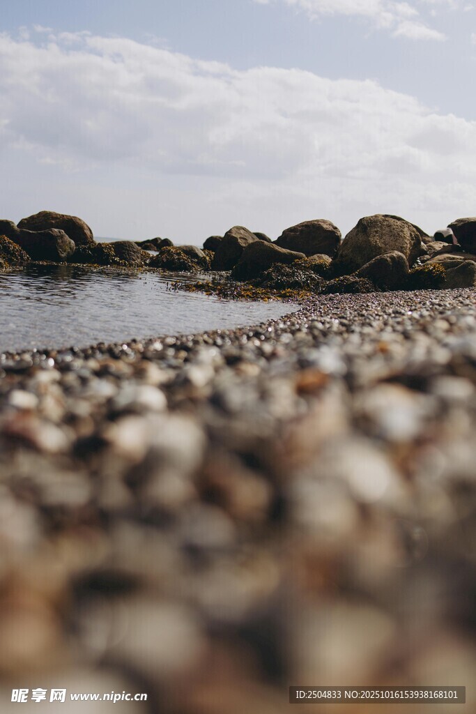 海边碎石滩的自然景致