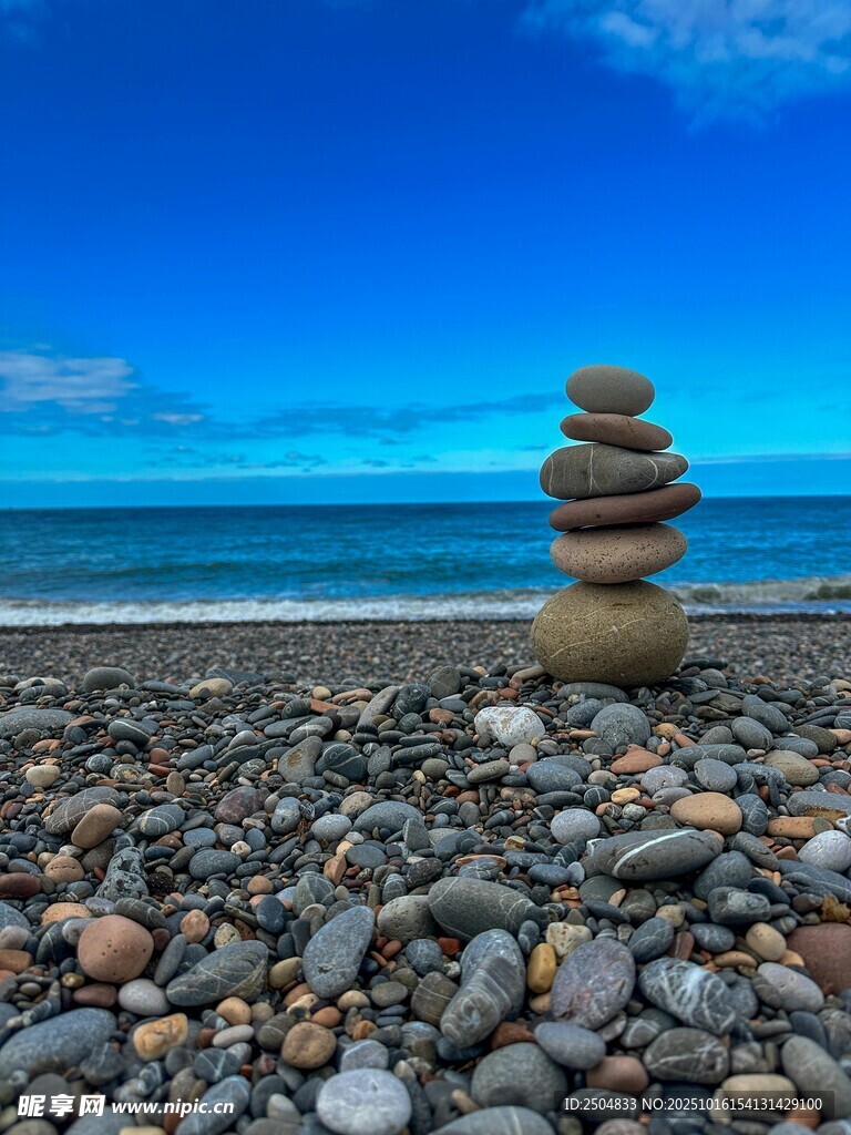 海边石堆 宁静的平衡之美