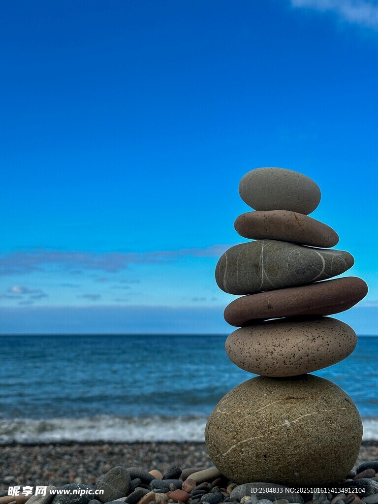 海边石堆 自然平衡之美