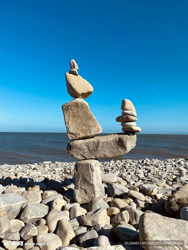 海边石堆平衡艺术奇观