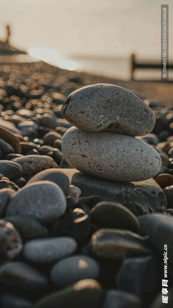 海边堆叠的鹅卵石