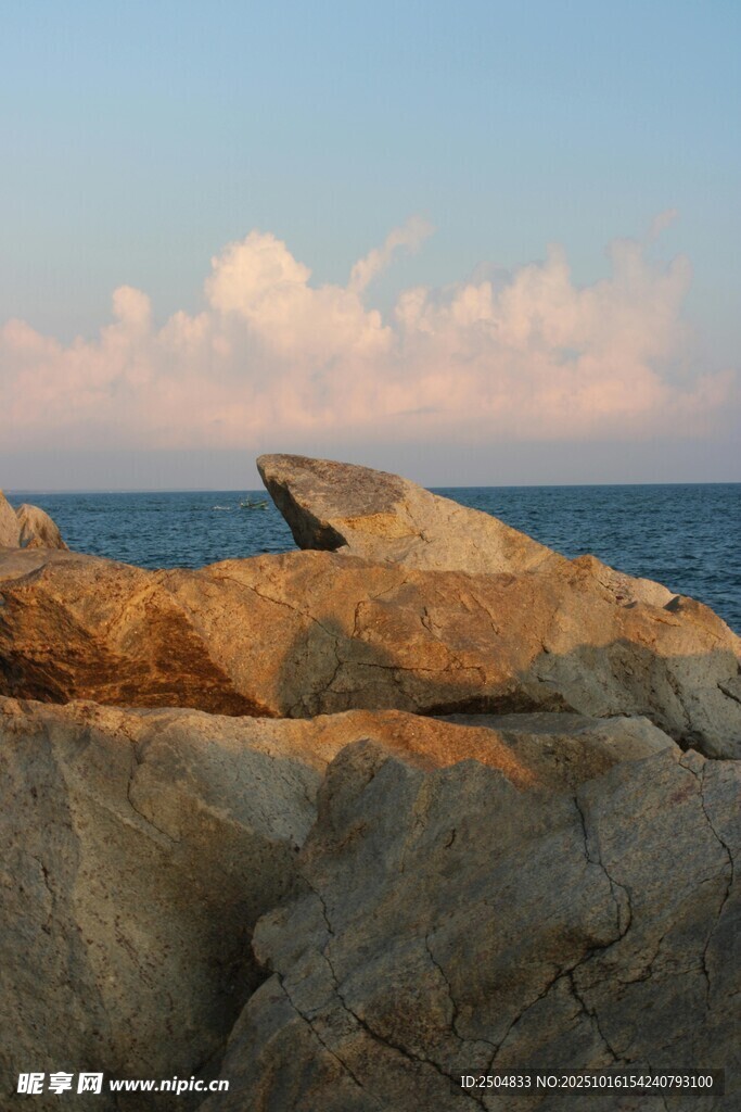 海边嶙峋岩石与蓝天海景