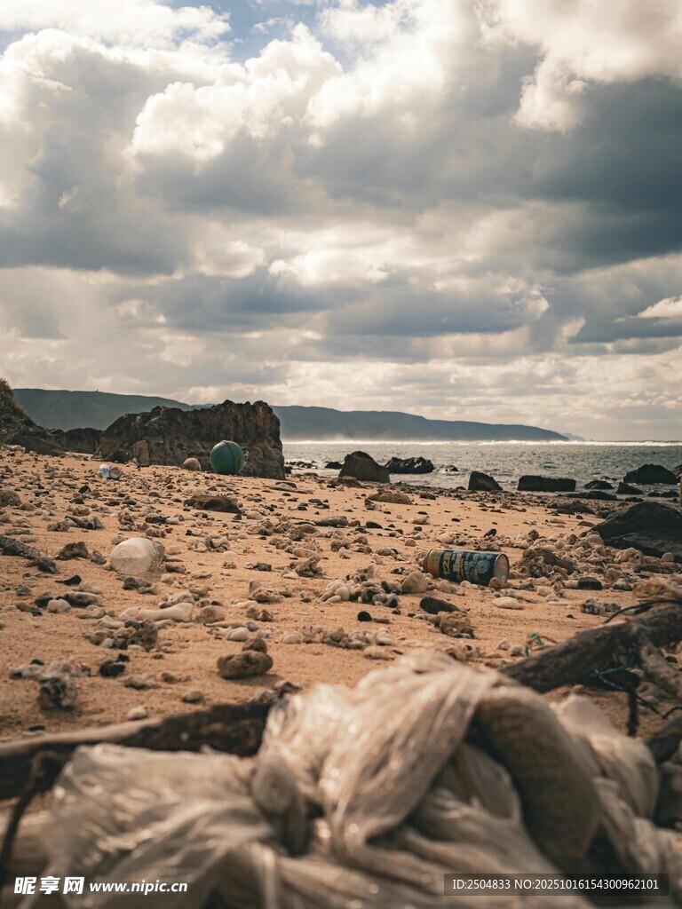 海边沙石滩的自然景致