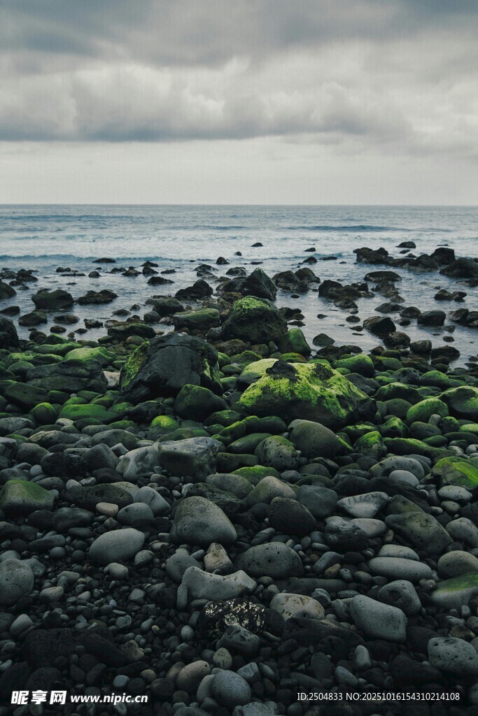 海边礁石景观 天色 沉