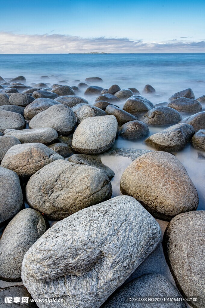 海边圆润鹅卵石景观