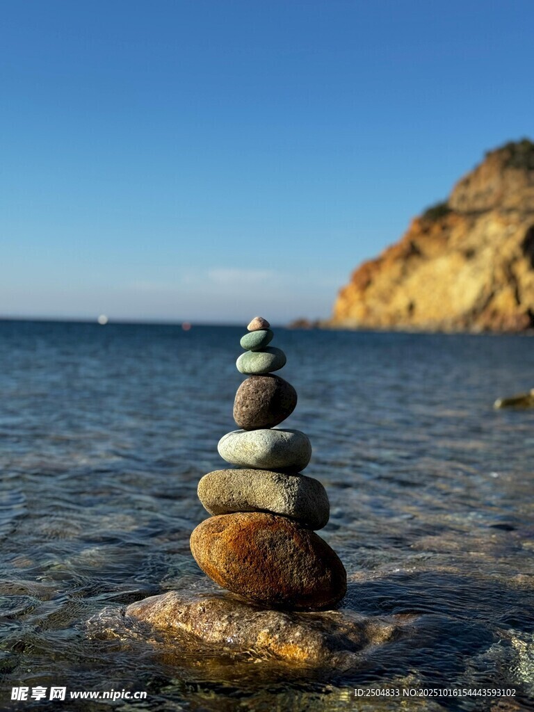 海边堆叠的平衡石景观