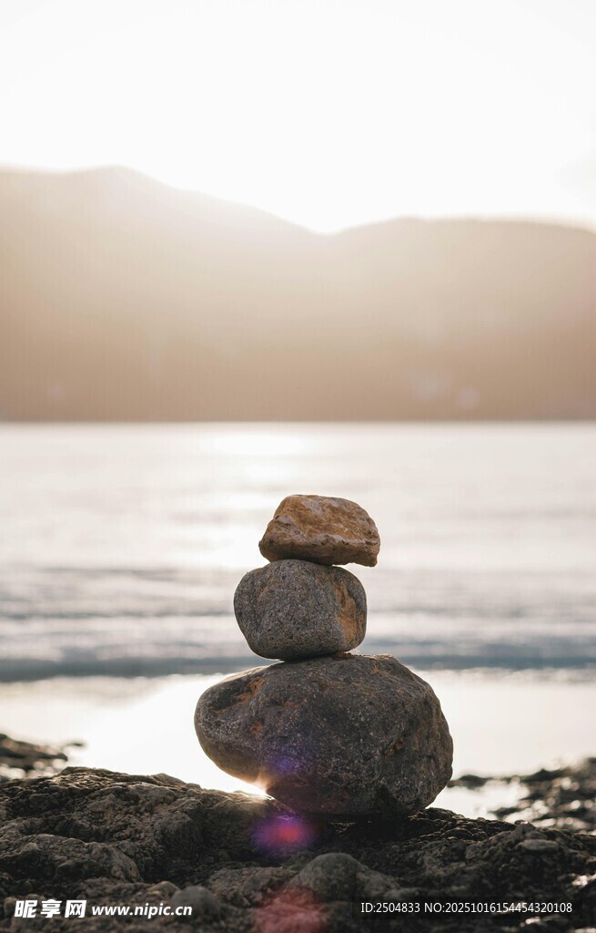海边平衡石 静谧艺术之景