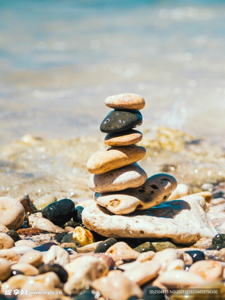 海边堆叠的平衡石景观