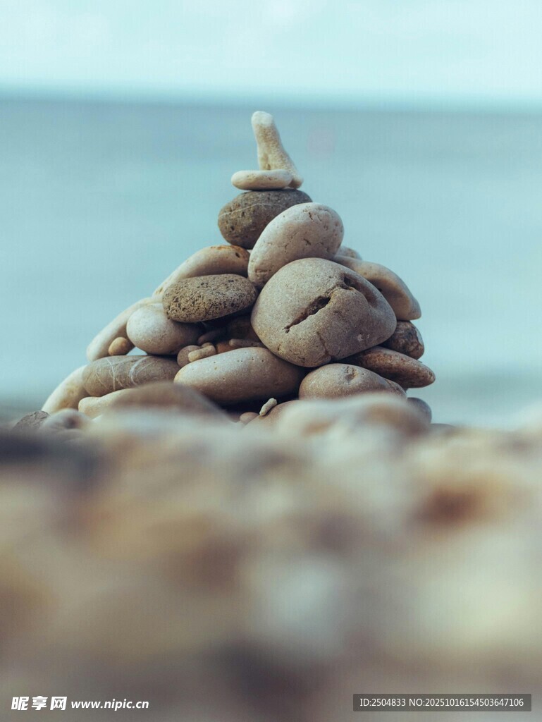 海边堆叠的鹅卵石景观