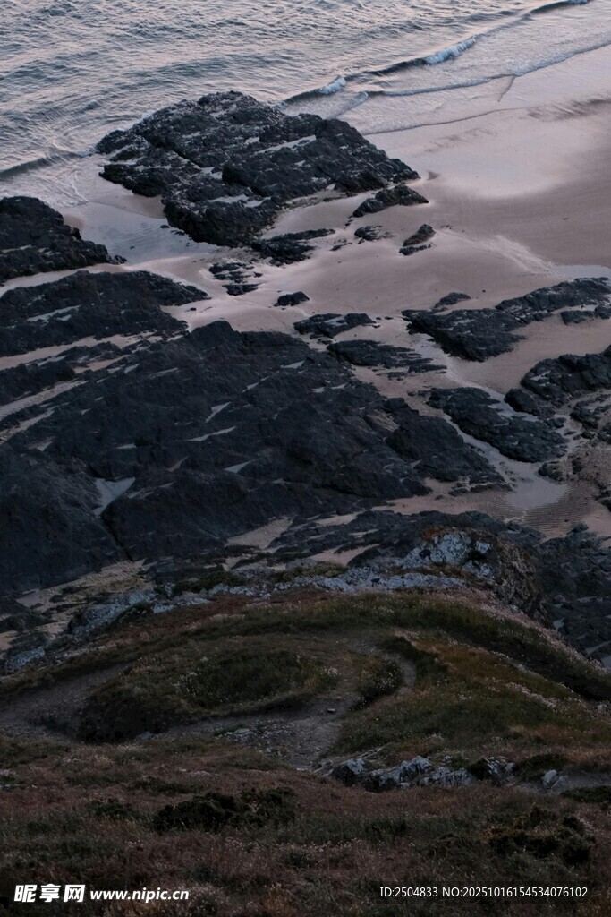 海边嶙峋礁石景观