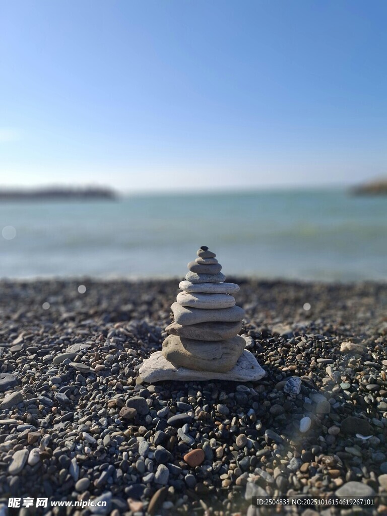 海边石堆 宁静的自然景致